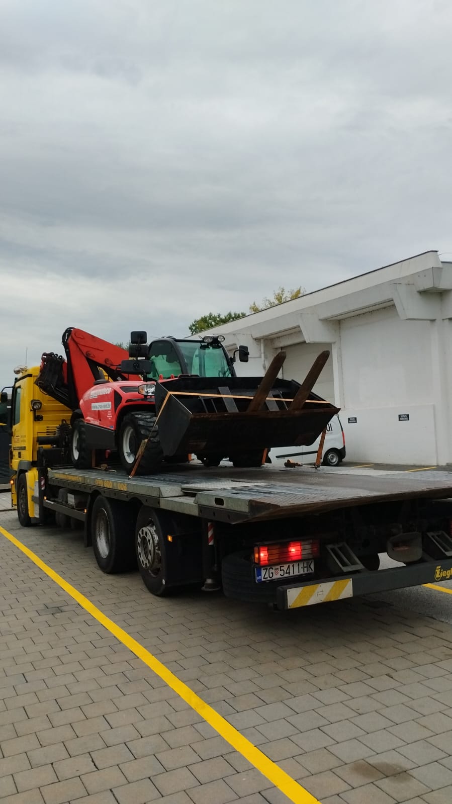 Utovar radnog stroja na kamion