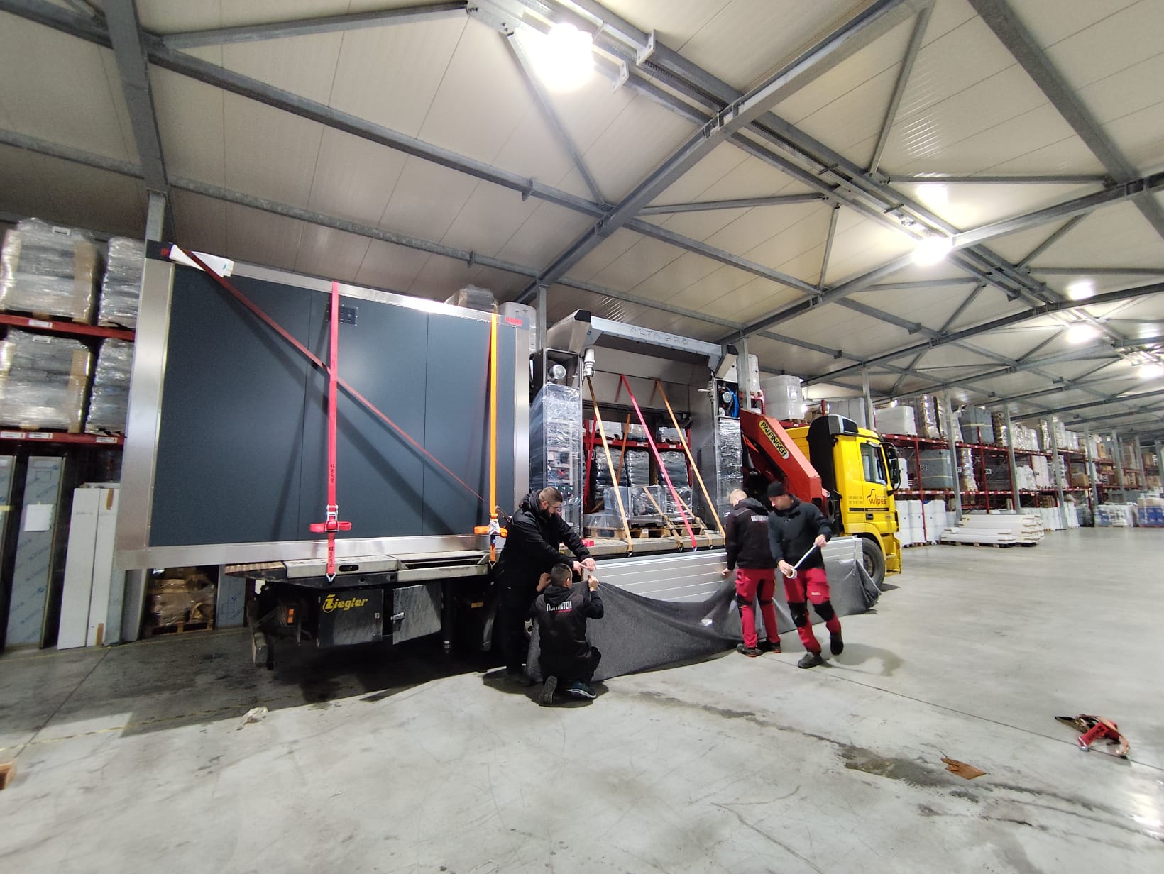 Tim tijekom utovara u skladištu