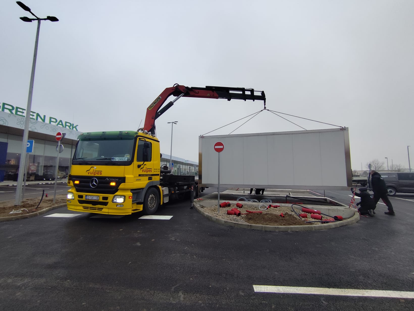 Kamion s dizalicom tijekom montaže objekta