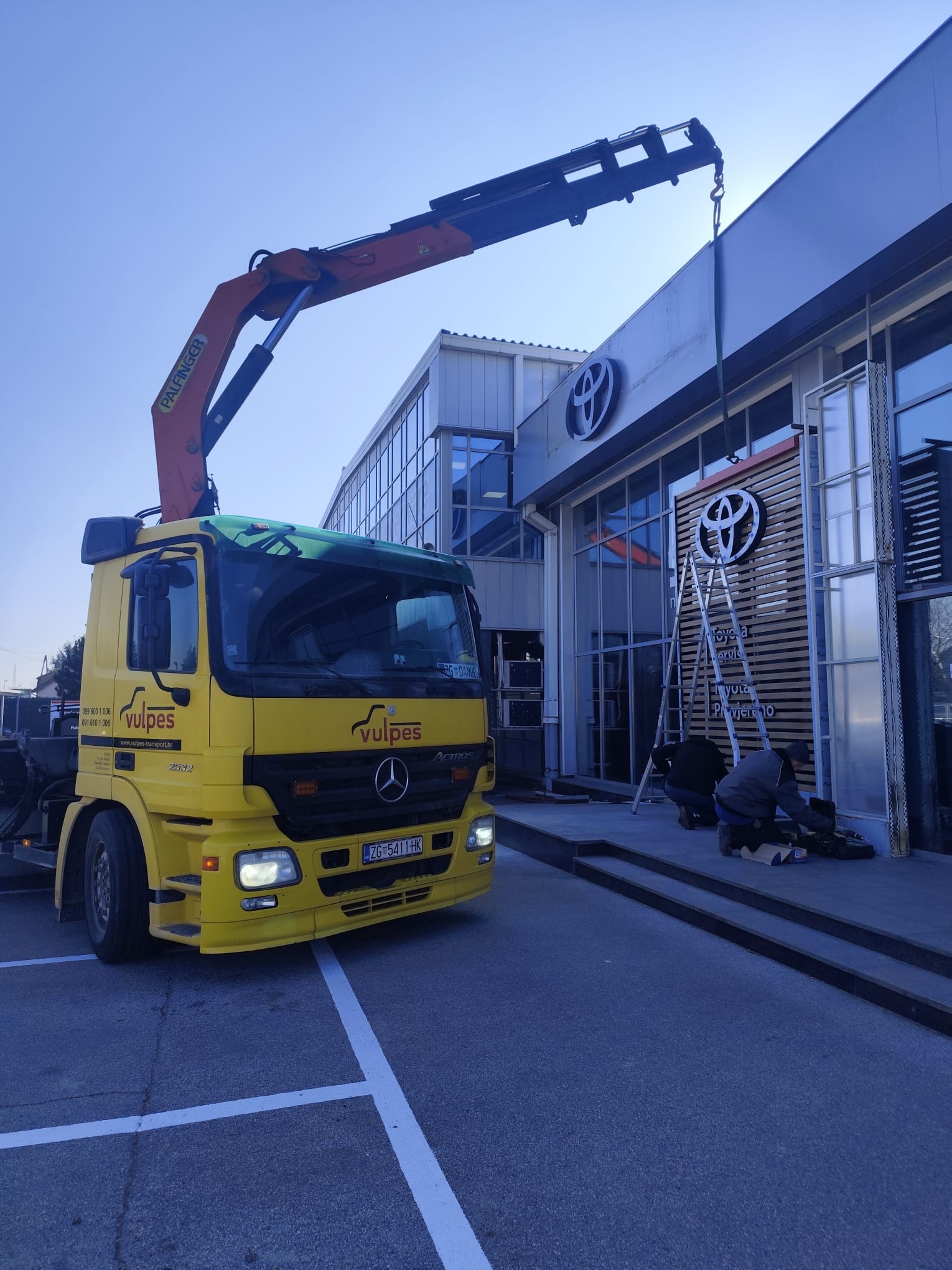 Vulpes kamion s dizalicom na terenu